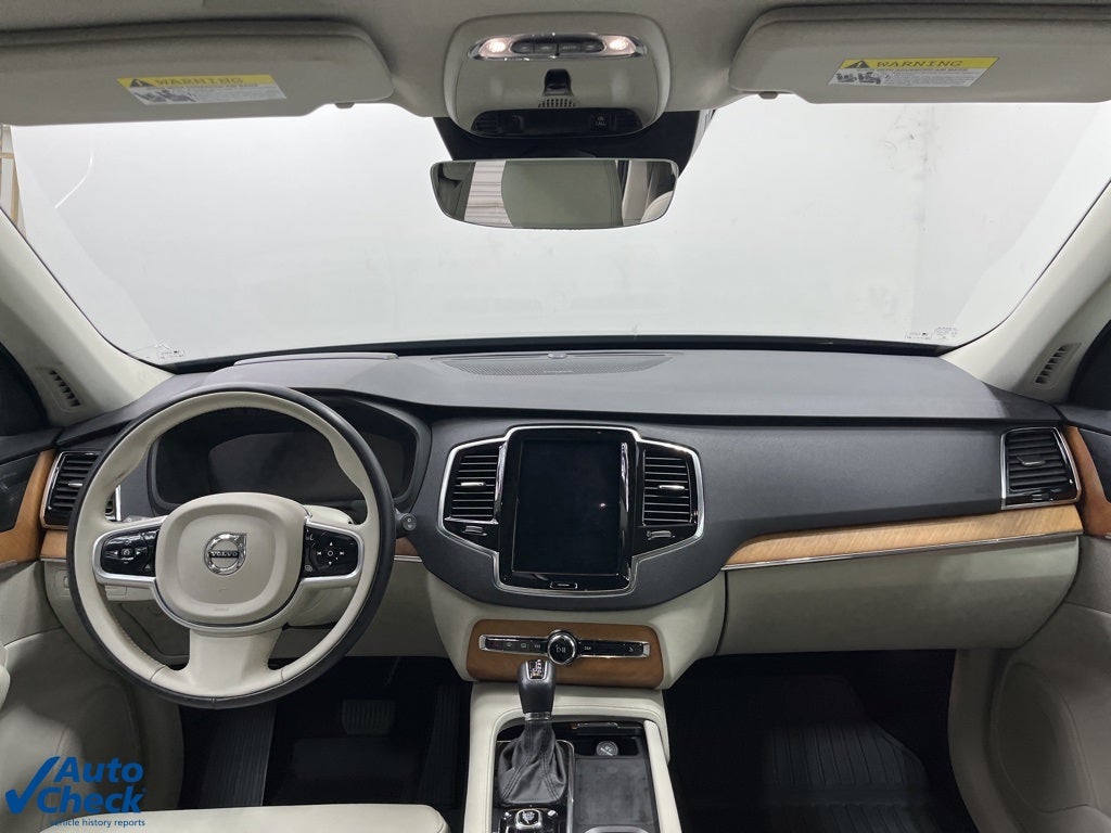 2022 Volvo XC90 T6 Momentum