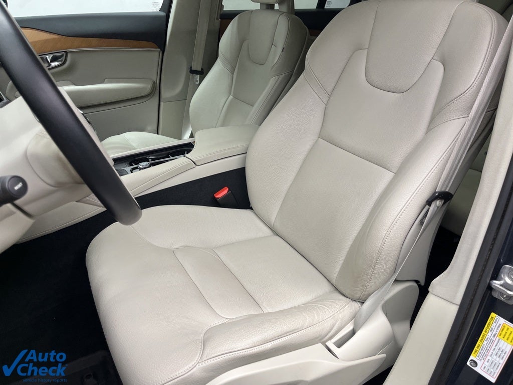 2022 Volvo XC90 T6 Momentum