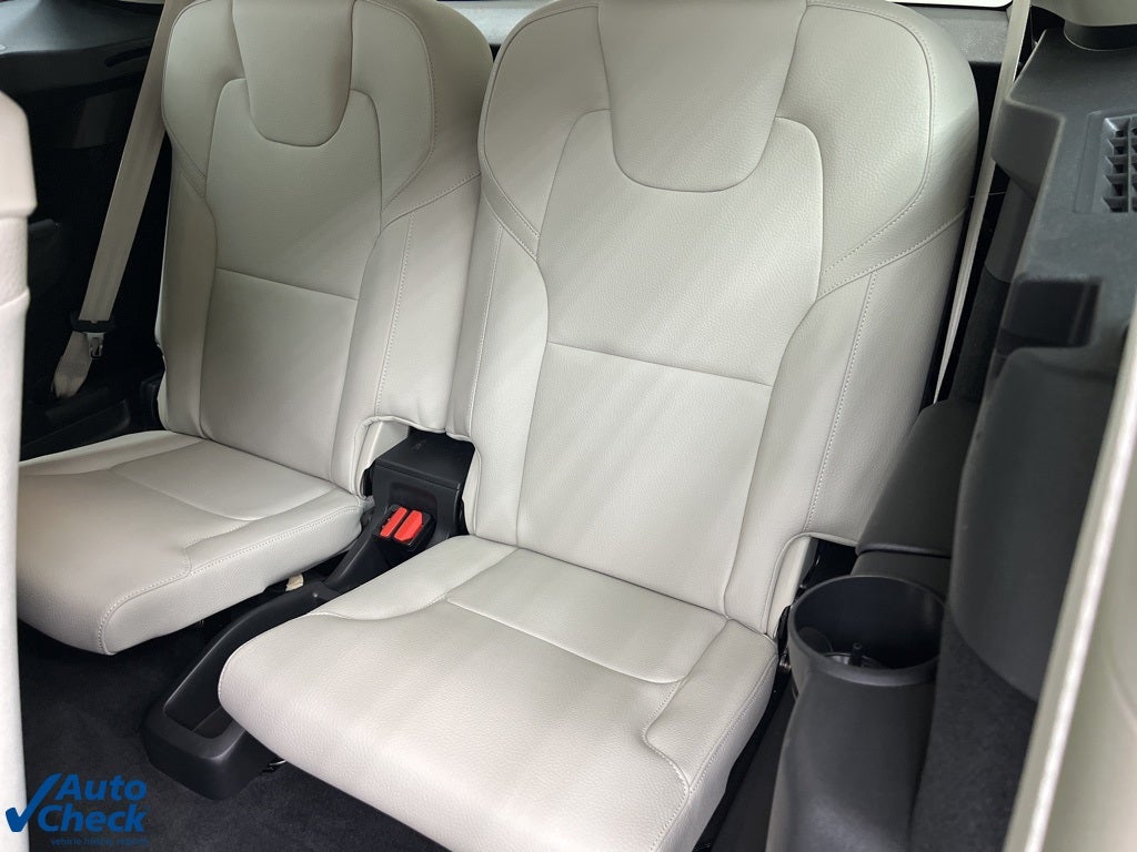 2022 Volvo XC90 T6 Momentum