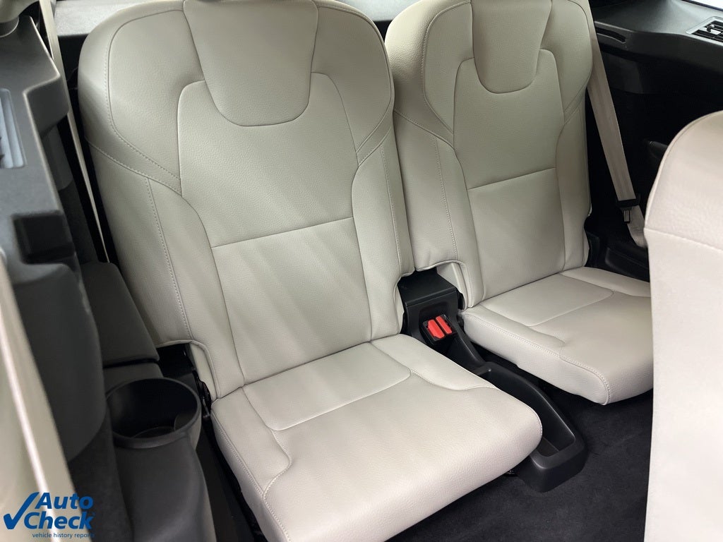 2022 Volvo XC90 T6 Momentum