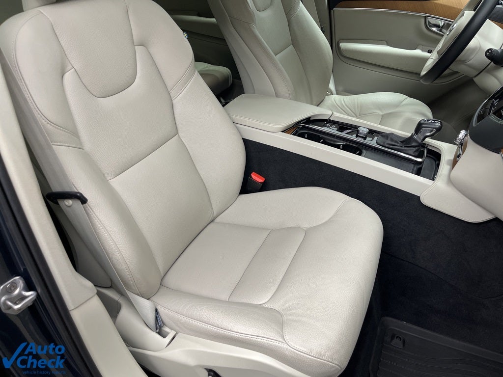 2022 Volvo XC90 T6 Momentum