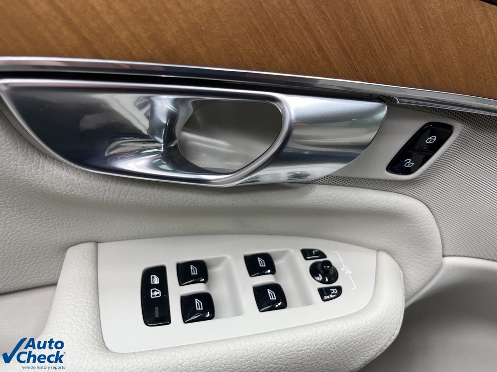 2022 Volvo XC90 T6 Momentum