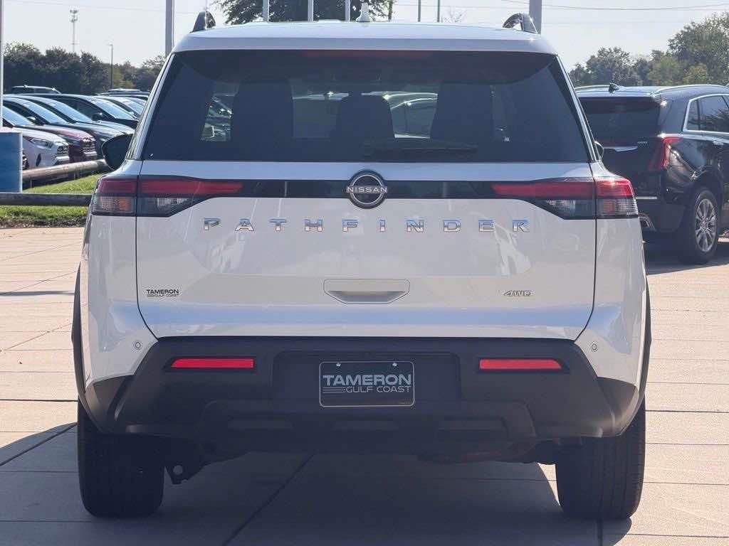 2025 Nissan Pathfinder SV