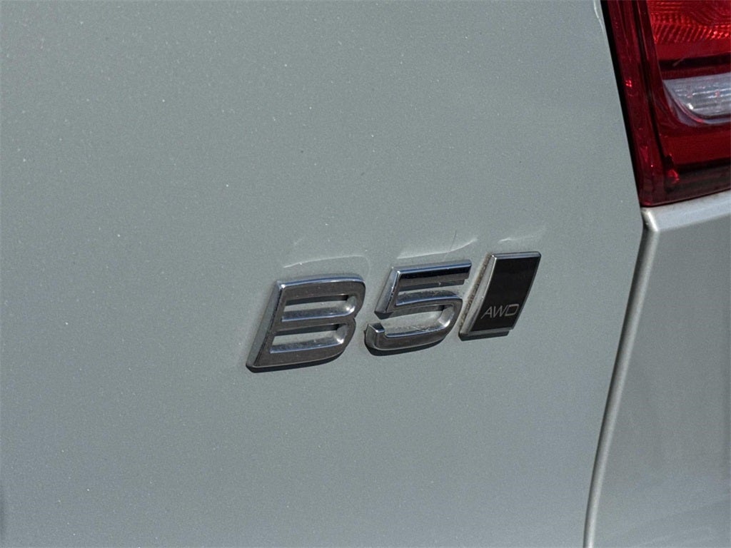 2024 Volvo XC40 B5 Plus Dark Theme