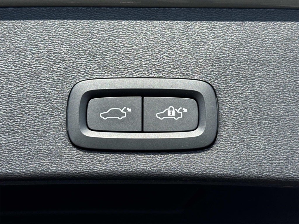 2024 Volvo XC40 B5 Plus Dark Theme