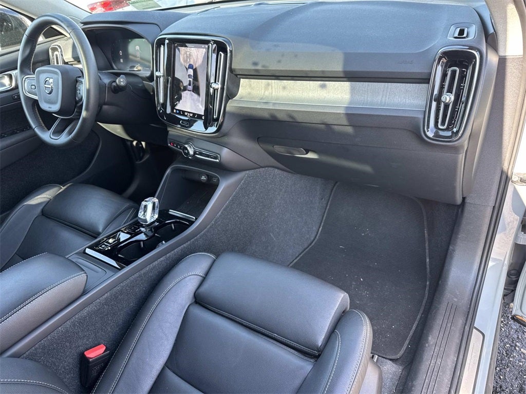 2024 Volvo XC40 B5 Plus Dark Theme