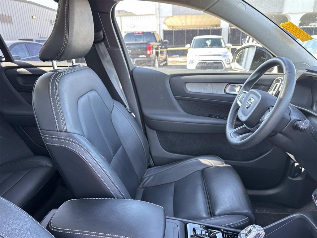 2024 Volvo XC40 B5 Plus Dark Theme