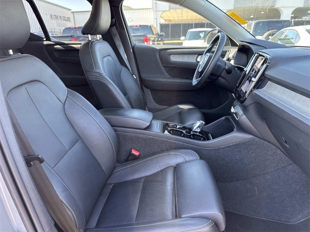 2024 Volvo XC40 B5 Plus Dark Theme