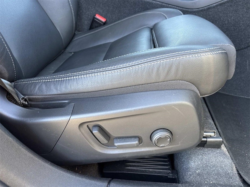 2024 Volvo XC40 B5 Plus Dark Theme