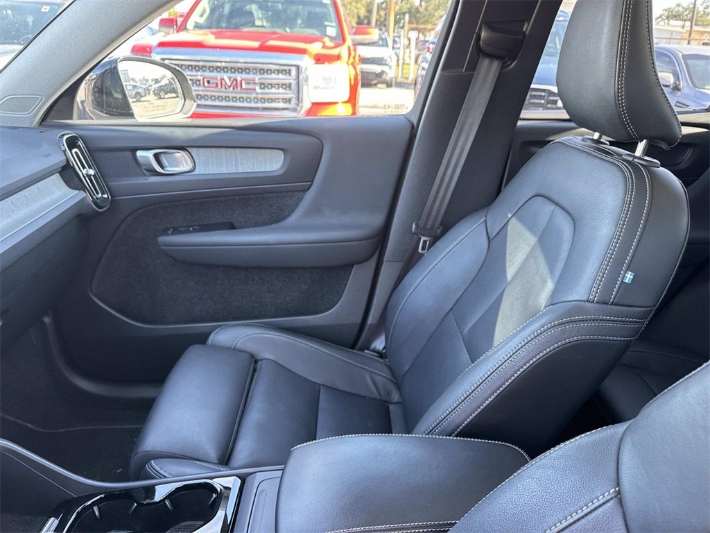 2024 Volvo XC40 B5 Plus Dark Theme