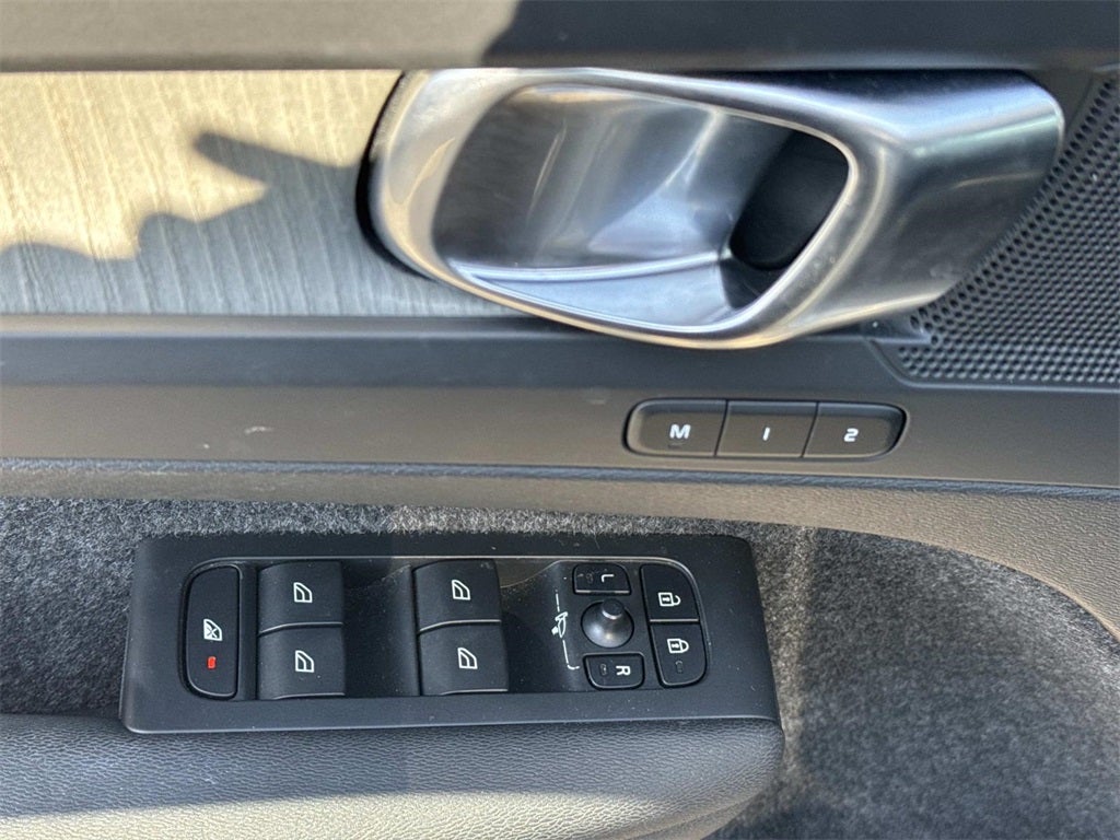 2024 Volvo XC40 B5 Plus Dark Theme