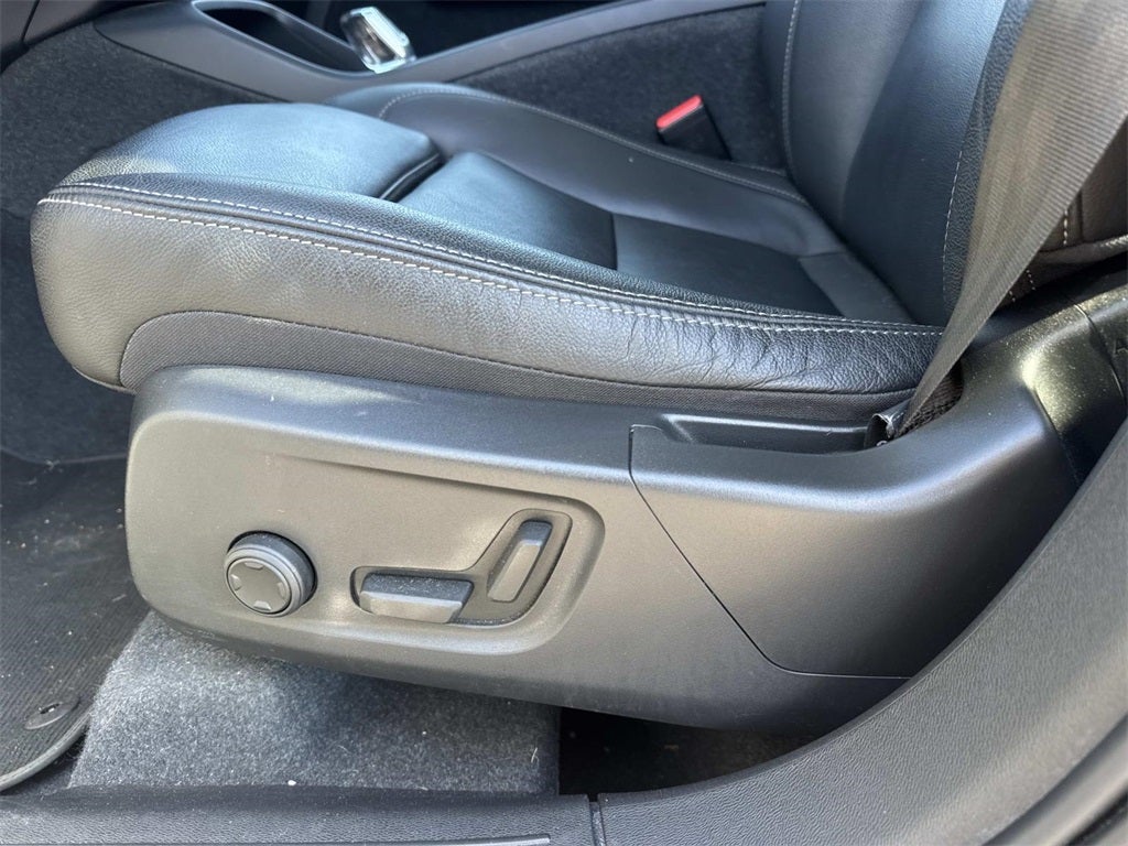 2024 Volvo XC40 B5 Plus Dark Theme