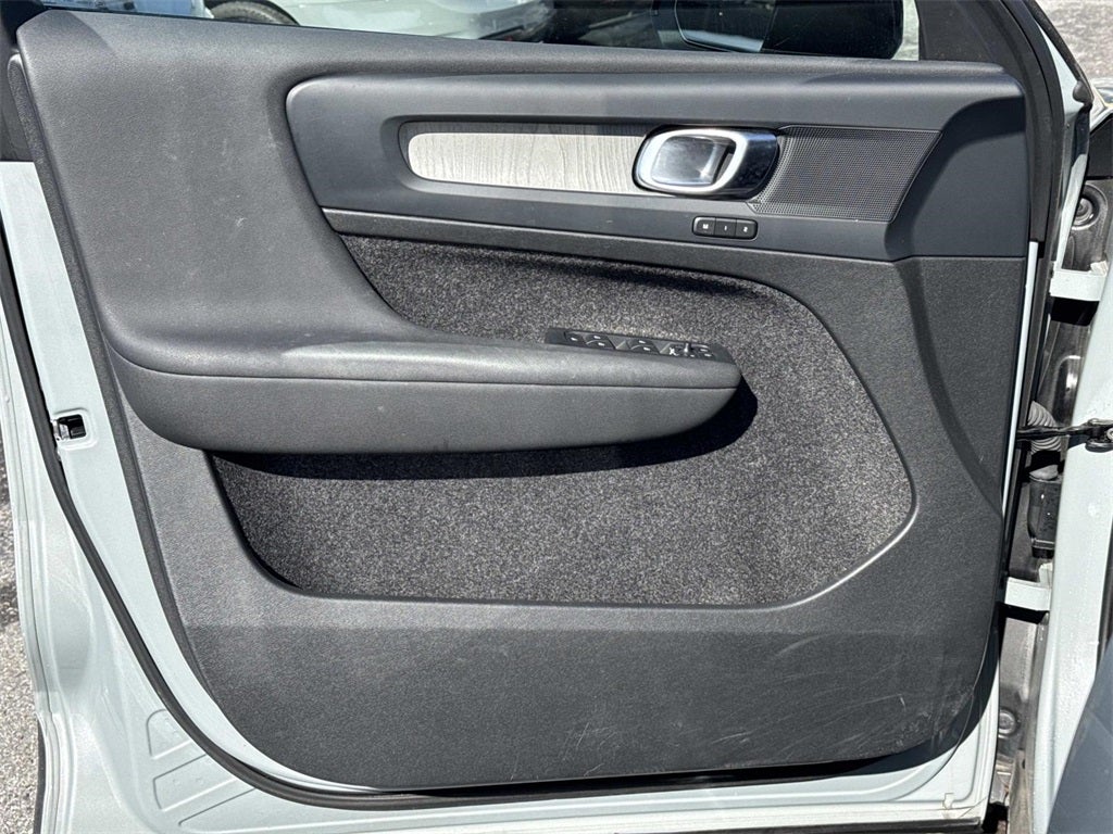 2024 Volvo XC40 B5 Plus Dark Theme