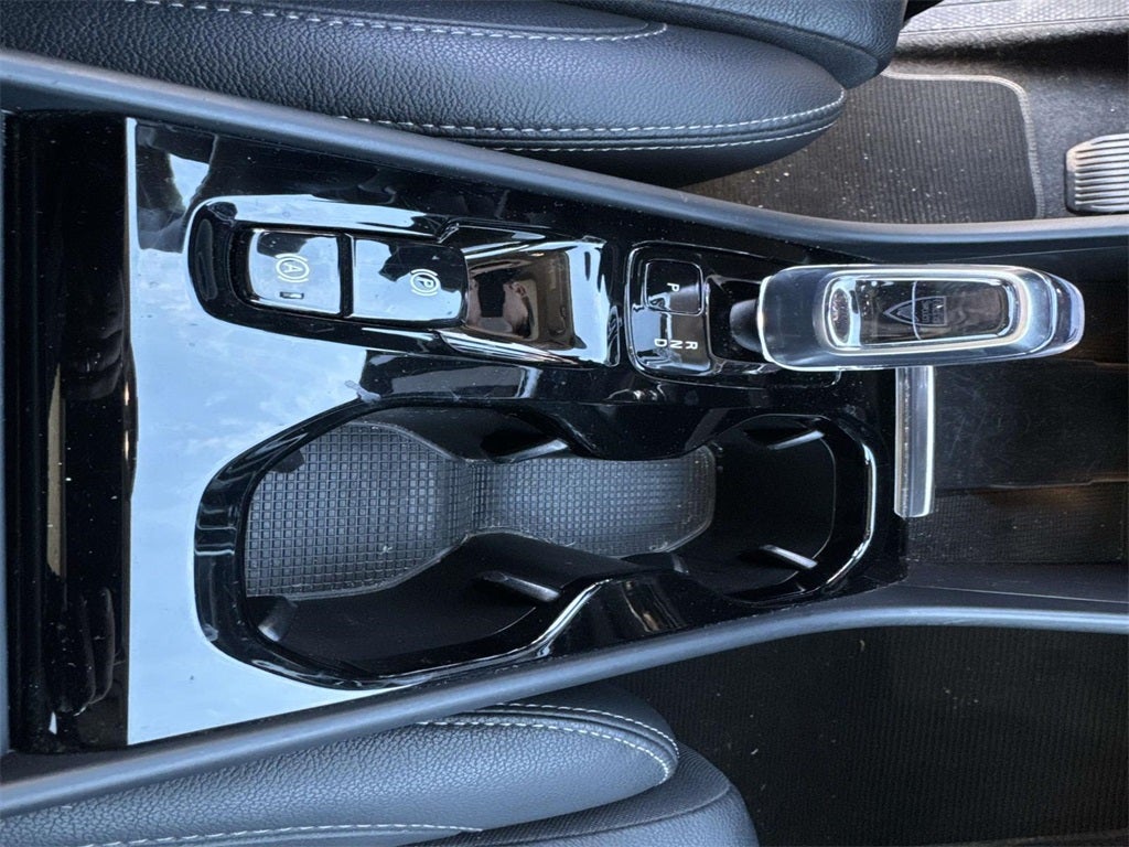 2024 Volvo XC40 B5 Plus Dark Theme