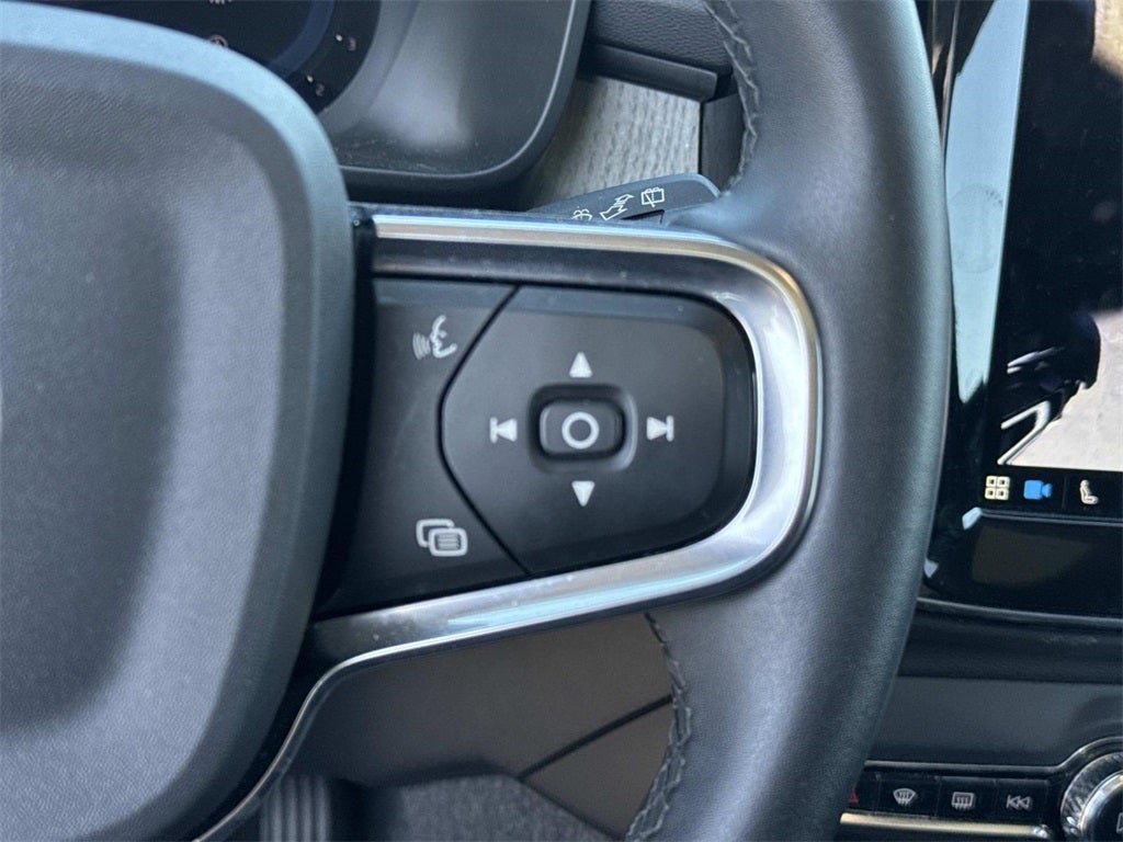 2024 Volvo XC40 B5 Plus Dark Theme