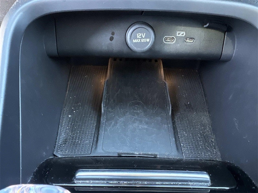 2024 Volvo XC40 B5 Plus Dark Theme