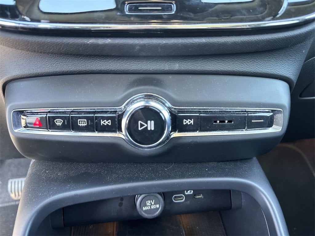 2024 Volvo XC40 B5 Plus Dark Theme