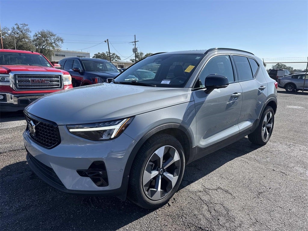 2024 Volvo XC40 B5 Plus Dark Theme