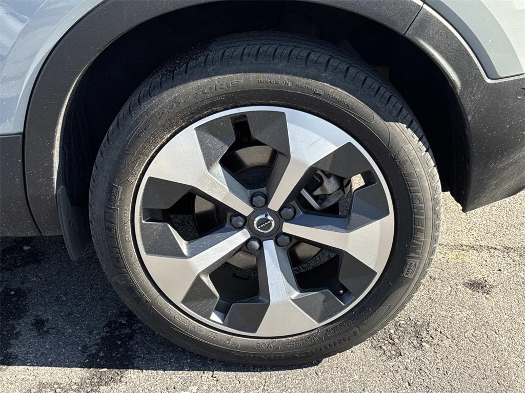 2024 Volvo XC40 B5 Plus Dark Theme