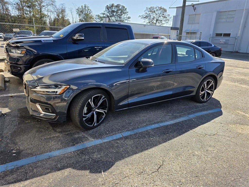 2024 Volvo S60 B5 Plus Dark Theme