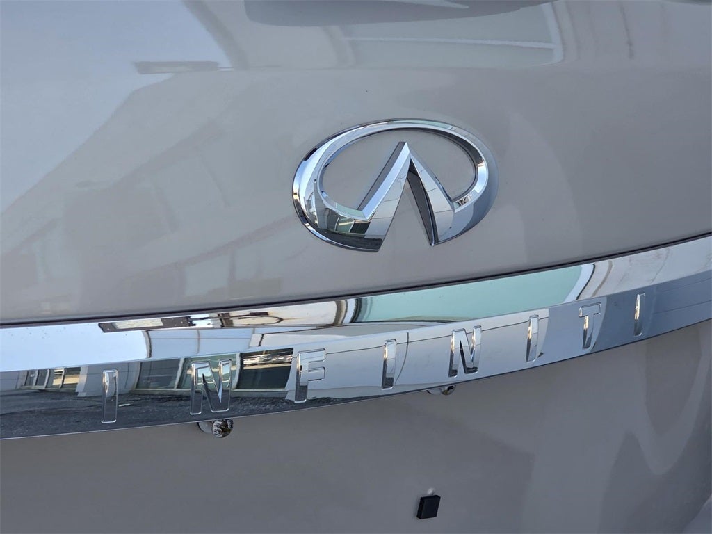 2023 INFINITI QX80 LUXE