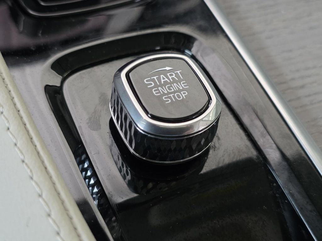 2024 Volvo XC90 B6 Plus Bright Theme
