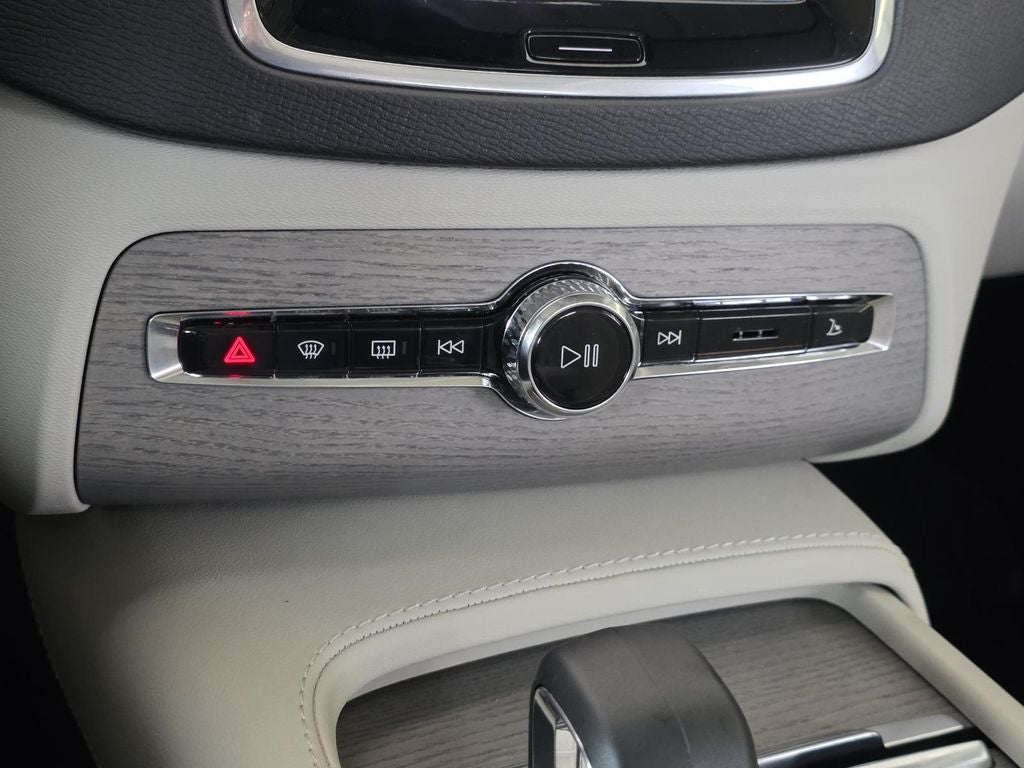 2024 Volvo XC90 B6 Plus Bright Theme