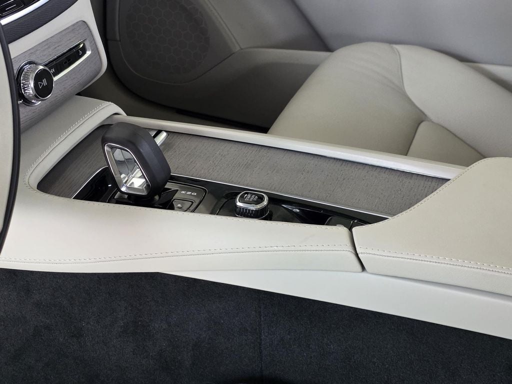 2024 Volvo XC90 B6 Plus Bright Theme