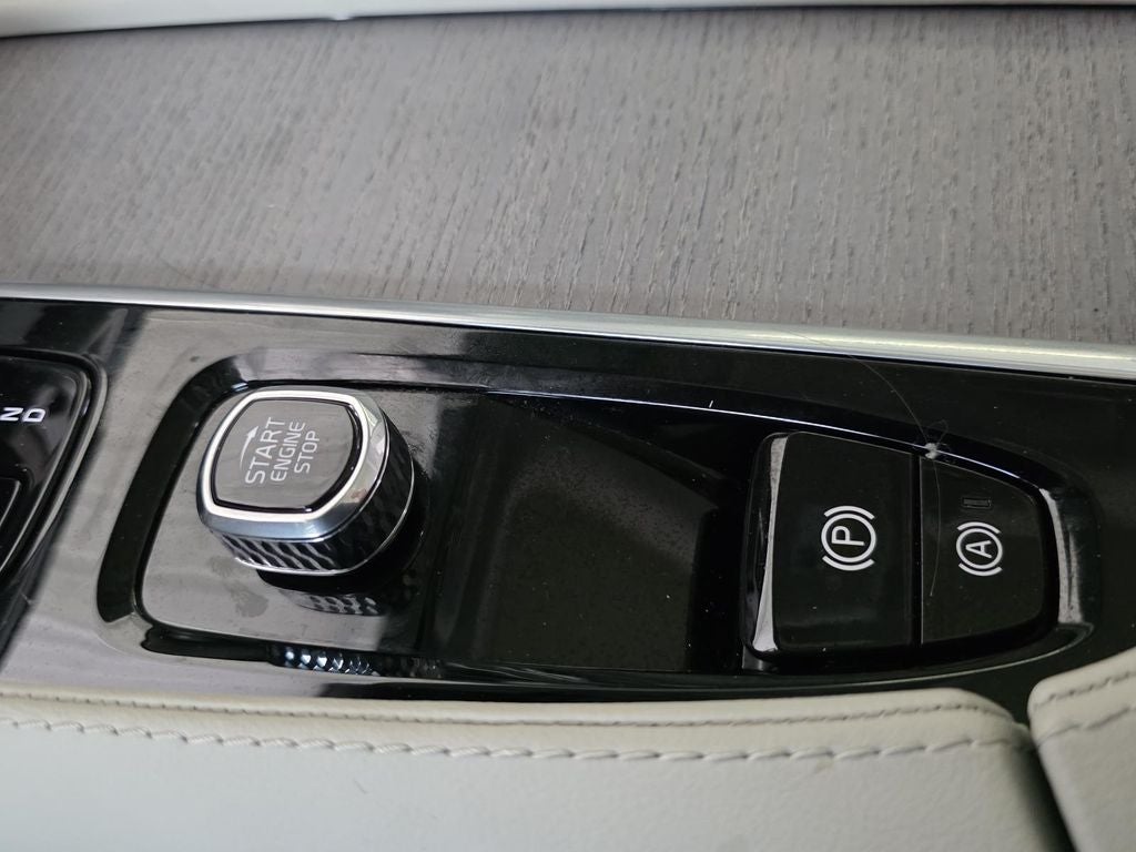 2024 Volvo XC90 B6 Plus Bright Theme