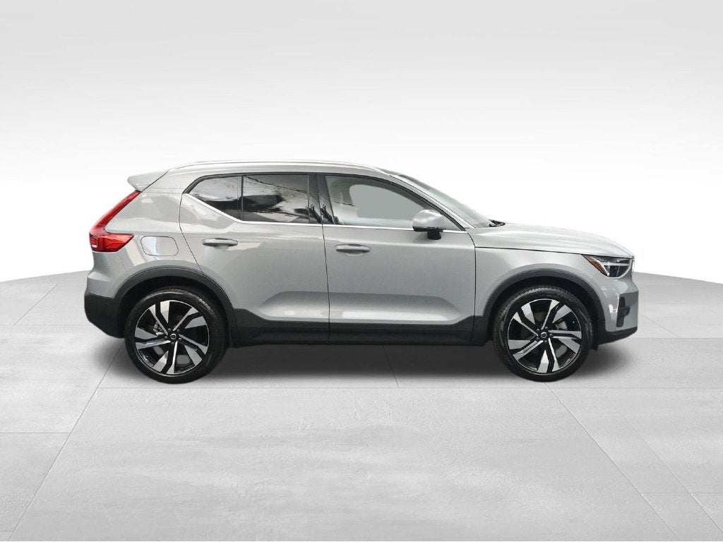 2024 Volvo XC40 B5 Plus Bright Theme