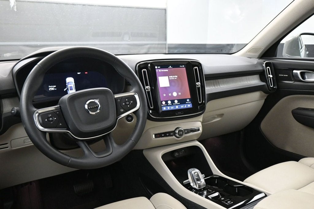 2024 Volvo XC40 B5 Plus Bright Theme