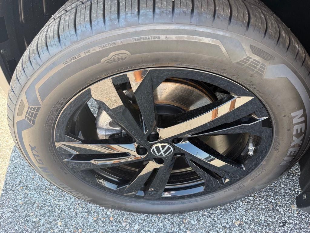 2026 Volkswagen Atlas Cross Sport 2.0T SEL R-Line Black