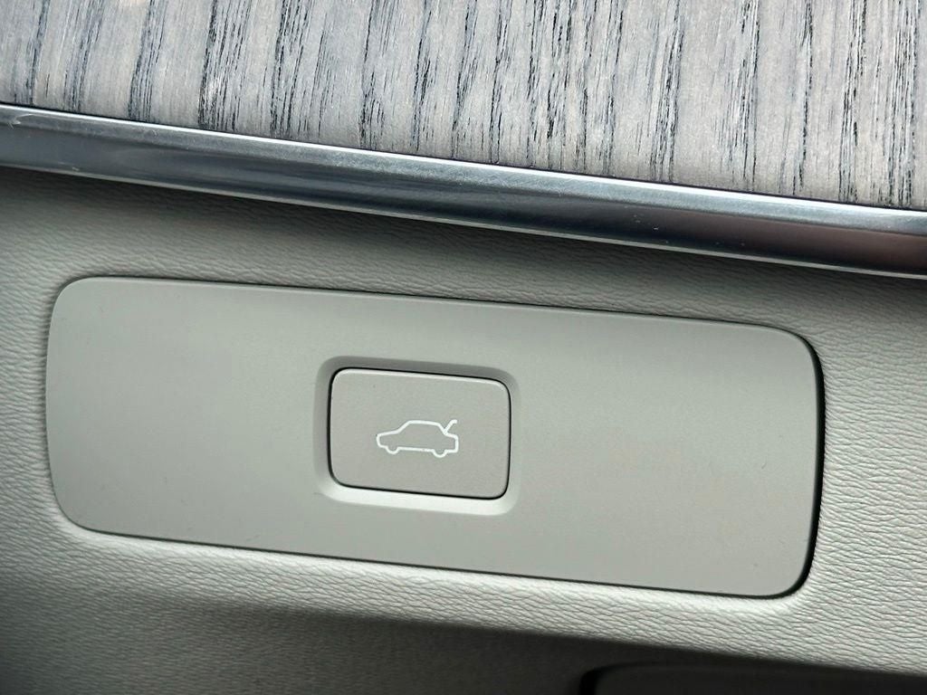 2024 Volvo XC90 B5 Plus