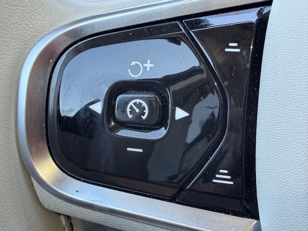 2024 Volvo XC60 B5 Plus Dark Theme