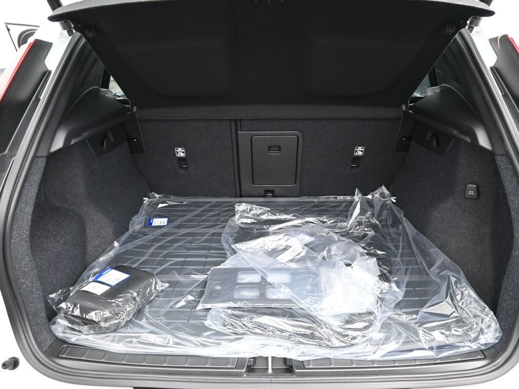 2026 Volvo XC40 B4 Plus