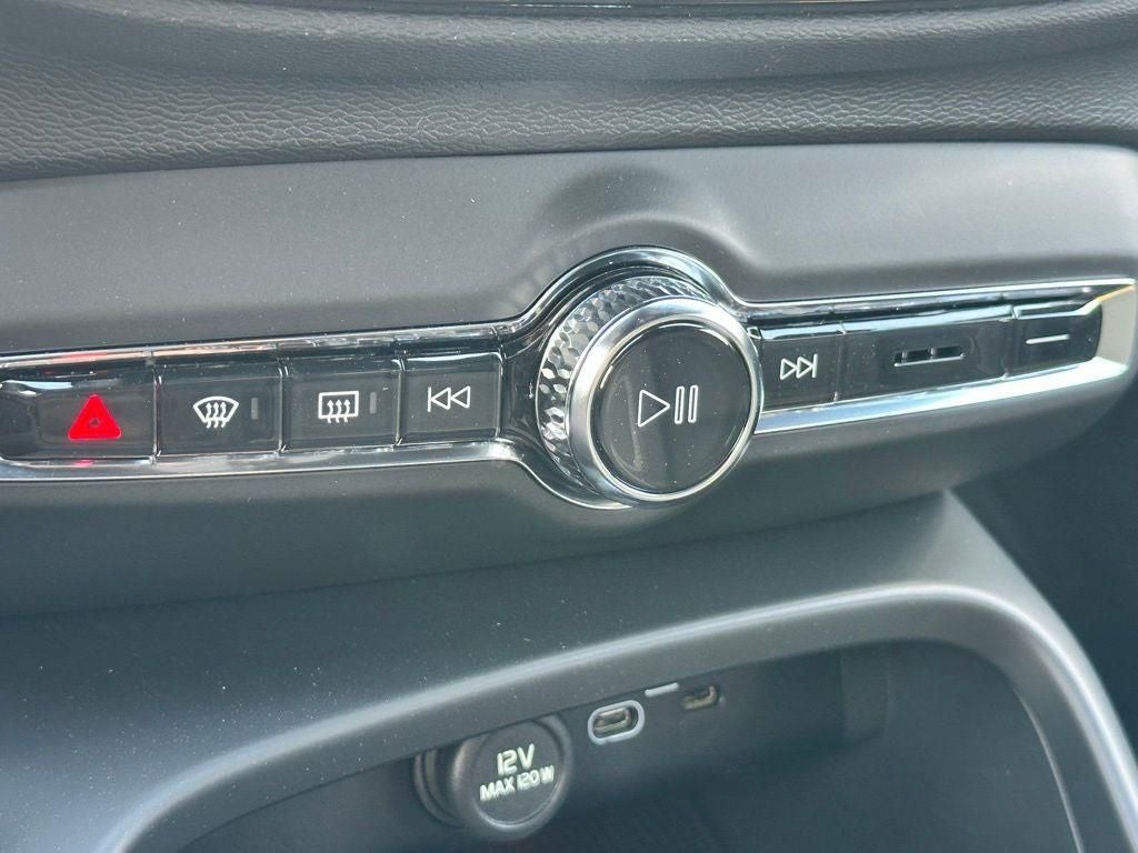 2026 Volvo XC40 B5 Ultra Black Edition