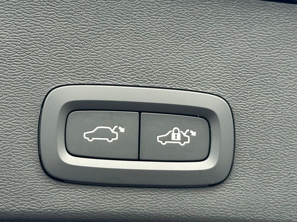 2026 Volvo XC40 B5 Ultra Black Edition