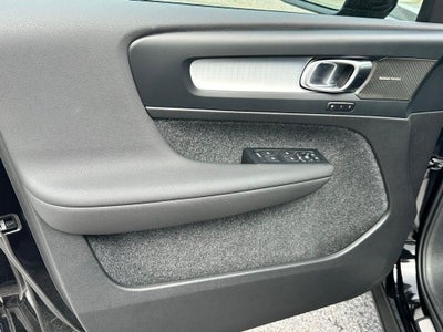 2026 Volvo XC40 B5 Ultra Black Edition