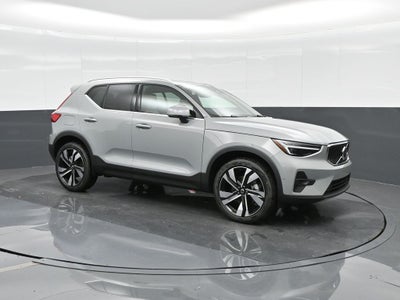 2025 Volvo XC40 B5 Ultra Bright Theme