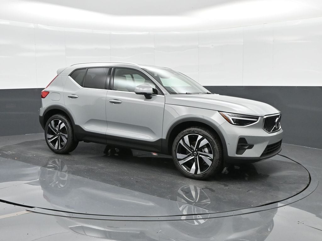 2025 Volvo XC40 B5 Ultra Bright Theme