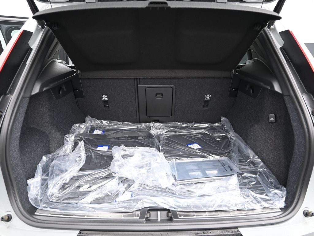 2025 Volvo XC40 B5 Ultra Bright Theme