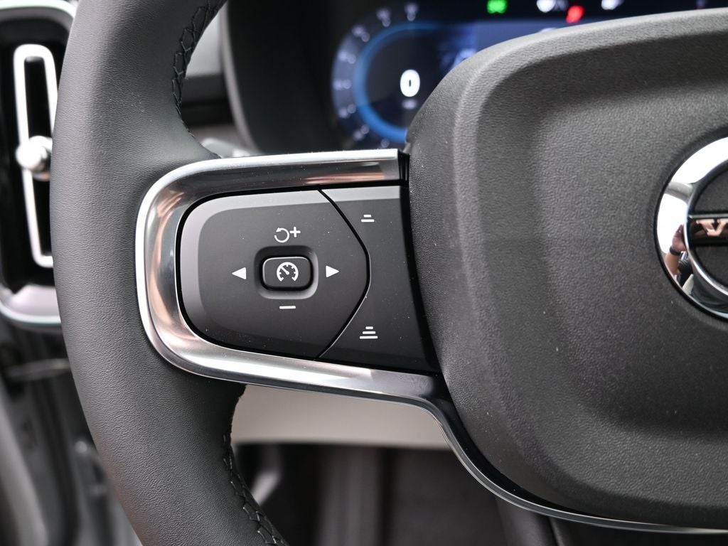 2025 Volvo XC40 B5 Ultra Bright Theme