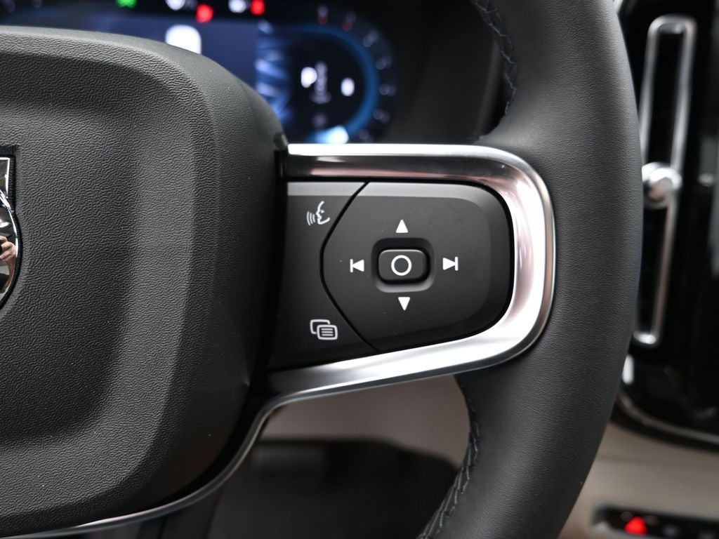 2025 Volvo XC40 B5 Ultra Bright Theme