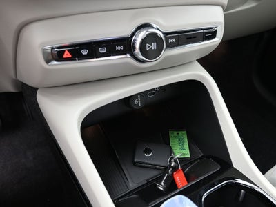 2025 Volvo XC40 B5 Ultra Bright Theme