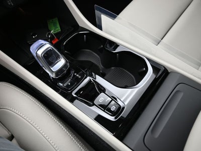 2025 Volvo XC40 B5 Ultra Bright Theme