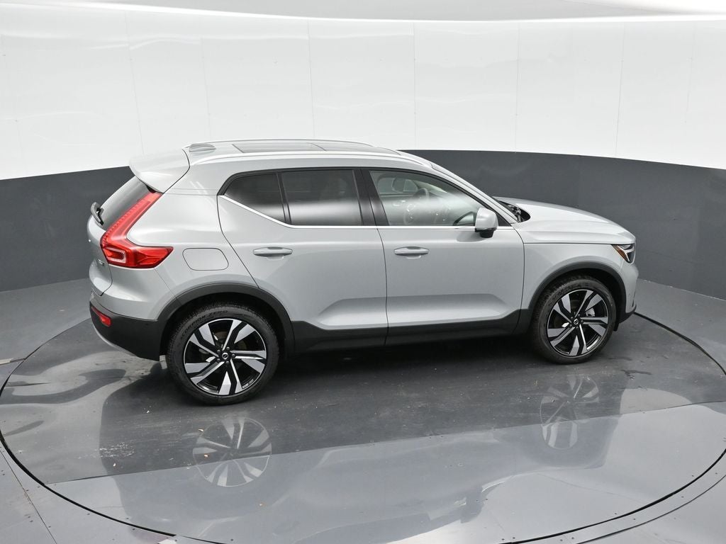 2025 Volvo XC40 B5 Ultra Bright Theme
