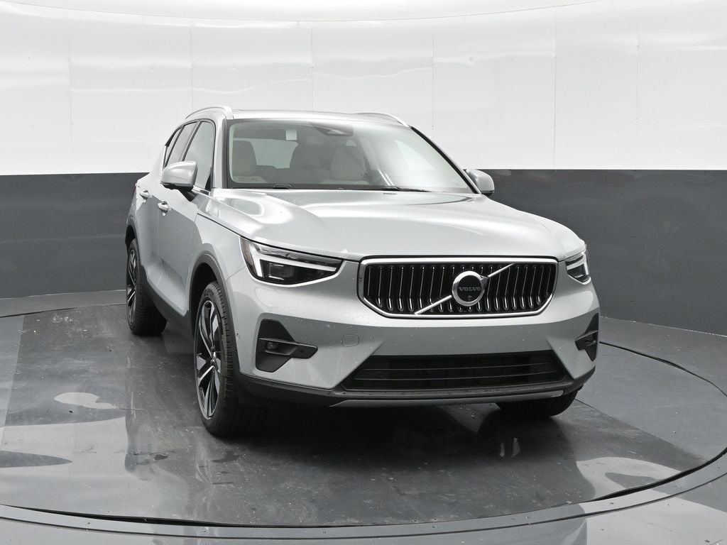 2025 Volvo XC40 B5 Ultra Bright Theme