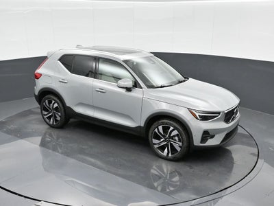 2025 Volvo XC40 B5 Ultra Bright Theme