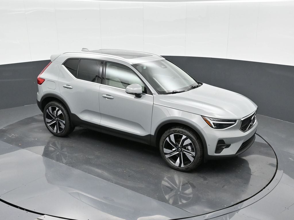 2025 Volvo XC40 B5 Ultra Bright Theme