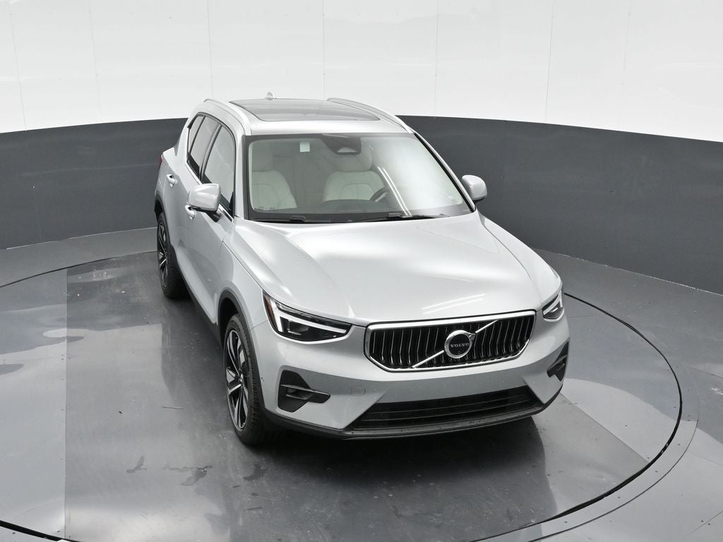 2025 Volvo XC40 B5 Ultra Bright Theme